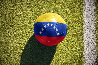 sahada futbol topu venezuela ulusal bayrak ile yatıyor