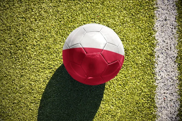 ポーランドの国旗とサッカー ボールがフィールドにあります。 — ストック写真