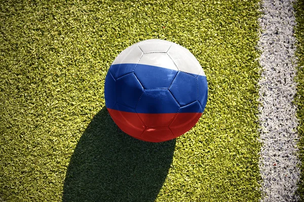 Fußball mit der russischen Nationalflagge liegt auf dem Spielfeld — Stockfoto