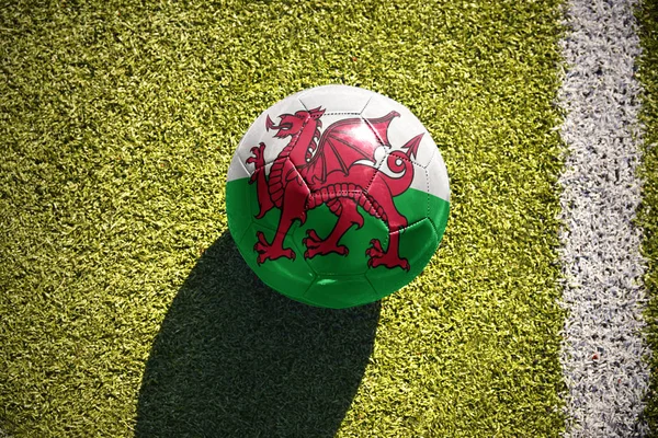 Fußball mit der Nationalflagge von Wales liegt auf dem Spielfeld — Stockfoto