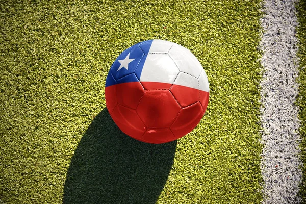Voetbal bal met de nationale vlag van Chili ligt op het veld — Stockfoto