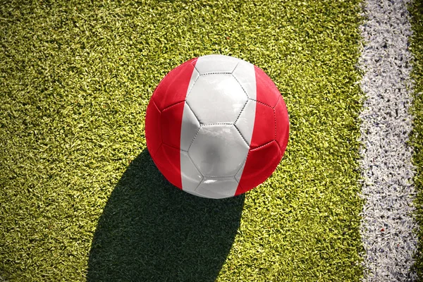 sahada futbol topu peru bayrağı ile yatıyor