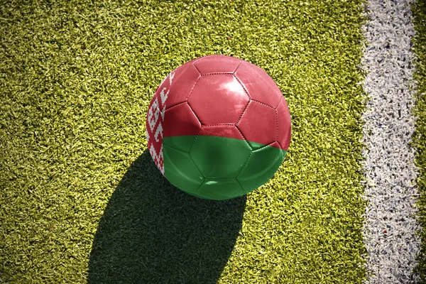 ベラルーシの国旗とサッカー ボールがフィールドにあります。 — ストック写真