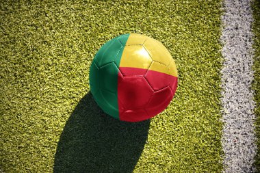 sahada futbol topu benin bayrağı ile yatıyor