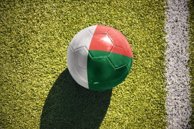 sahada futbol topu Madagaskar bayrağı ile yatıyor