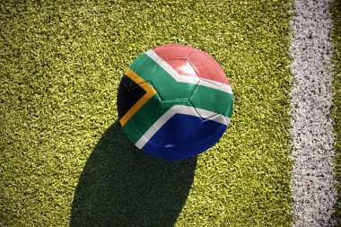 Futbol topu ile Güney Afrika ulusal bayrak sahada yatıyor
