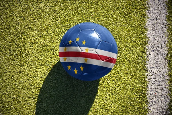 Fotbalový míč s státní vlajka Kapverdských ostrovů leží na hřišti — Stock fotografie
