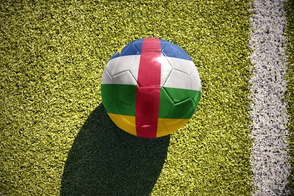 中央アフリカ共和国の国旗とサッカー ボールがフィールドにあります。 — ストック写真