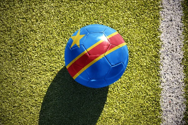 Pelota de fútbol con la bandera nacional de la república democrática del congo se encuentra en el campo —  Fotos de Stock