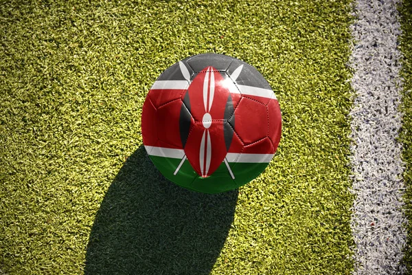 Fußball mit der kenianischen Nationalflagge liegt auf dem Spielfeld — Stockfoto
