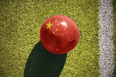 Futbol topu ile Çin'in ulusal bayrak sahada yatıyor