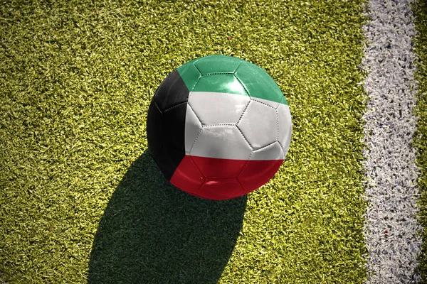 Pelota de fútbol con la bandera nacional de kuwait se encuentra en el campo — Foto de Stock