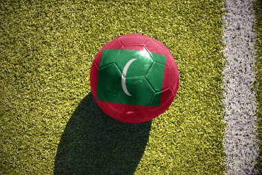 sahada futbol topu Maldivler bayrağı ile yatıyor