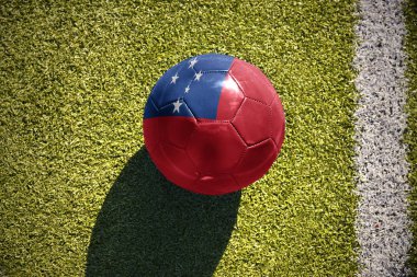 sahada futbol topu Samoa bayrağı ile yatıyor