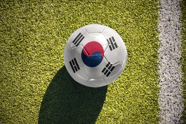 韓国の国旗とサッカー ボールがフィールドにあります。 — ストック写真