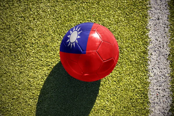 Pelota de fútbol con la bandera nacional de taiwan yace en el campo —  Fotos de Stock