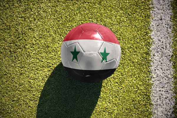 Palla da calcio con la bandiera nazionale della Siria si trova sul campo — Foto Stock