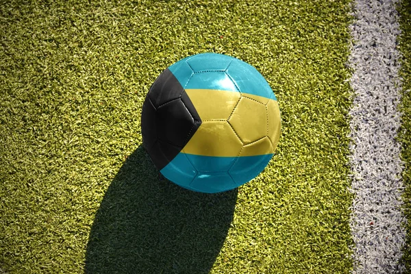バハマの国旗とサッカー ボールがフィールドにあります。 — ストック写真