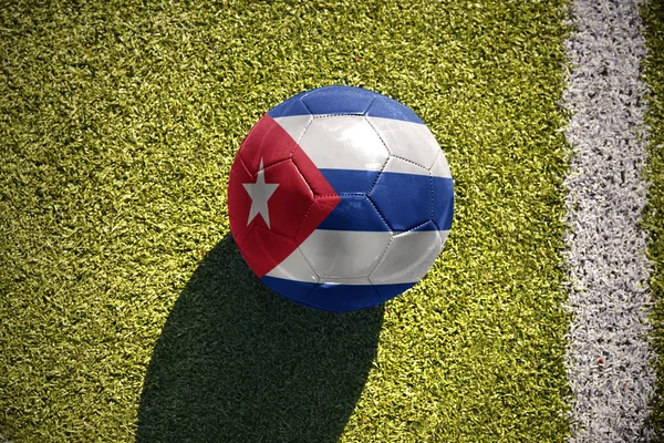 Palla da calcio con la bandiera nazionale di Cuba si trova sul campo — Foto Stock