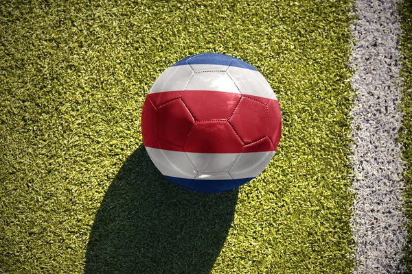 Sahada futbol topu Kosta Rika bayrağı ile yatıyor — Stok fotoğraf