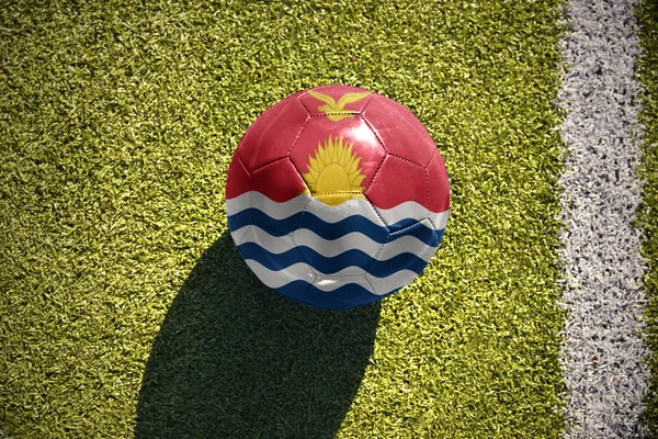 キリバスの国旗とサッカー ボールがフィールドにあります。 — ストック写真
