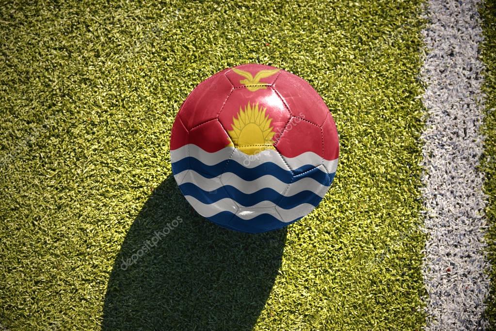 pelota de fútbol con la bandera nacional de Kiribati yace en el campo 2023