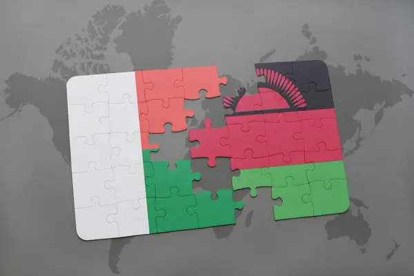 Puzzel met de nationale vlag van Madagaskar en op een wereldkaart — Stockfoto