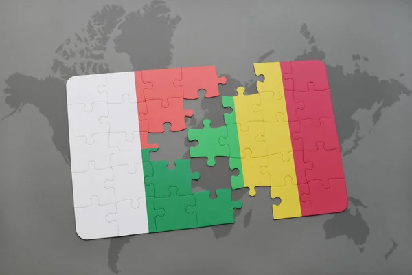 Puzzel met de nationale vlag van Madagaskar en mali op een wereldkaart — Stockfoto