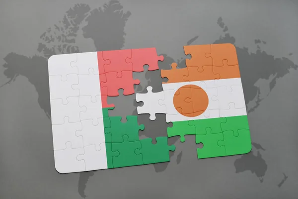 Puzzle con la bandiera nazionale di madagvania e niger su una mappa del mondo — Foto Stock