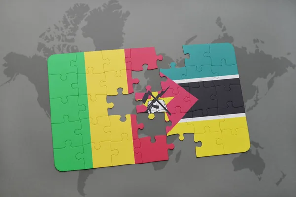 Puzzle s národní vlajkou mali a Mosambiku na mapě světa — Stock fotografie