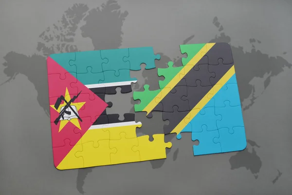 Rompecabezas con la bandera nacional de Mozambique y Tanzania en un mapa del mundo — Foto de Stock