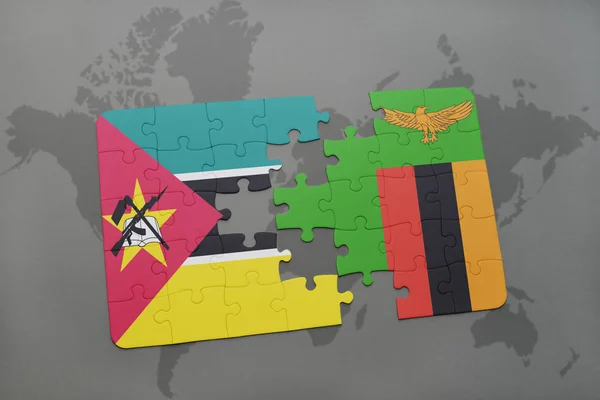 Rompecabezas con la bandera nacional de Mozambique y Zambia en un mapa del mundo — Foto de Stock