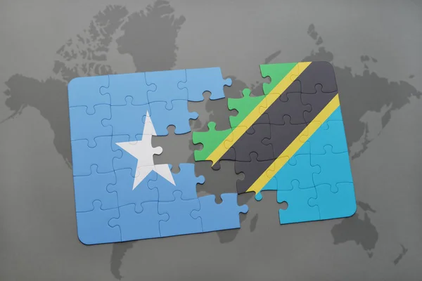 Rompecabezas con la bandera nacional de Somalia y Tanzania en un mapa del mundo — Foto de Stock