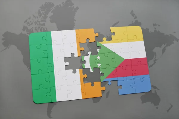 Puzzel met de nationale vlag van Ierland en de Comoren op een wereldkaart — Stockfoto