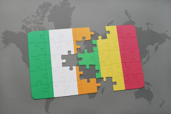 Puzzel met de nationale vlag van Ierland en mali op een wereldkaart — Stockfoto