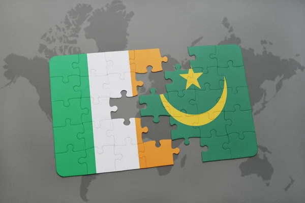 Головоломка с национальным флагом Ирландии и Мавритании на карте мира — стоковое фото
