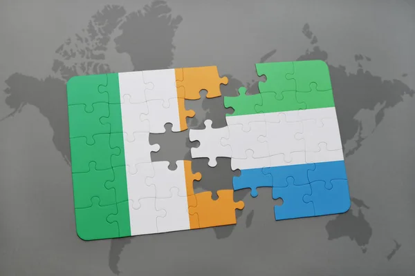 Puzzel met de nationale vlag van Ierland en sierra leone op een wereldkaart — Stockfoto