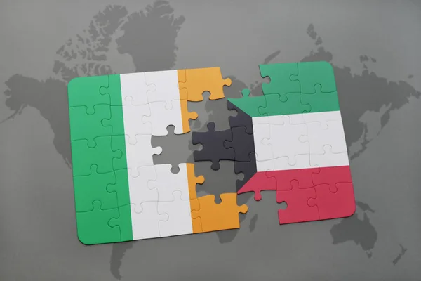 Puzzel met de nationale vlag van Ierland en Koeweit op een wereldkaart — Stockfoto