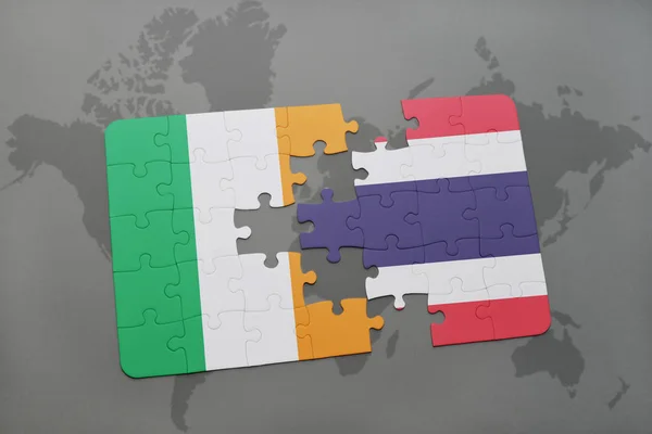 Puzzel met de nationale vlag van Ierland en thailand op een wereldkaart — Stockfoto