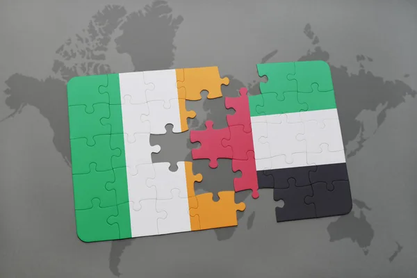 Puzzel met de nationale vlag van Ierland en de Verenigde Arabische Emiraten op een kaart van de wereld — Stockfoto