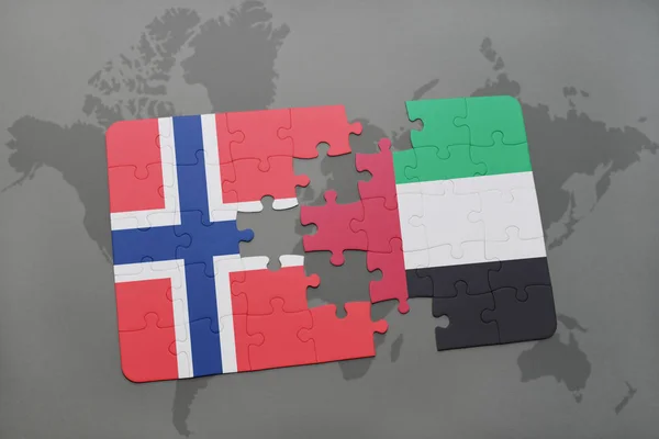 Quebra-cabeça com a bandeira nacional de norway e emirados árabes unidos em um mapa do mundo — Fotografia de Stock