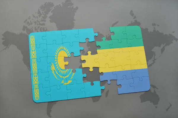 Quebra-cabeça com a bandeira nacional do Cazaquistão e gabão em um mapa mundial — Fotografia de Stock
