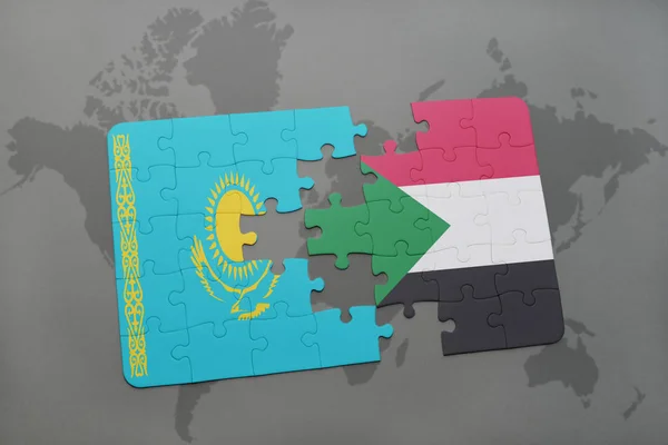 Quebra-cabeça com a bandeira nacional do Cazaquistão e sudan em um mapa do mundo — Fotografia de Stock