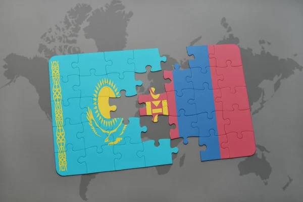 Rompecabezas con la bandera nacional de Kazajstán y Mongolia en un mapa del mundo — Foto de Stock