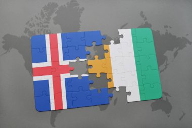 İzlanda bayrağı ile bulmaca ve Fildişi Sahili bir dünya haritası üzerinde