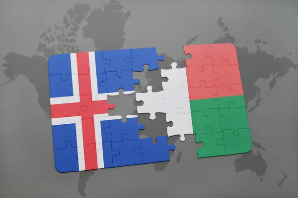 Puzzle avec le drapeau national de la péninsule et de la madagascar sur une carte du monde — Photo