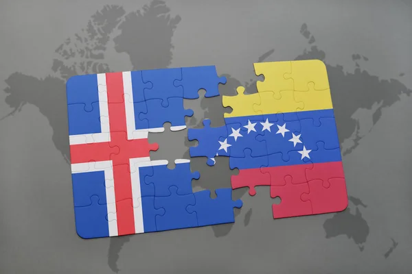 Quebra-cabeça com a bandeira nacional da Islândia e Venezuela em um mapa do mundo — Fotografia de Stock