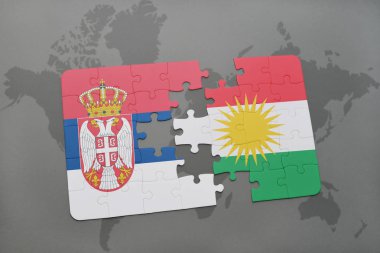 bir dünya haritası üzerinde Sırbistan ve Kürdistan Ulusal bayrakla bulmaca