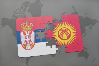 bir dünya haritası üzerinde Sırbistan ve Kırgızistan bayrağı ulusal ile bulmaca