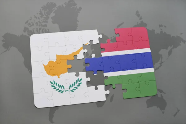 Rompecabezas con la bandera nacional de cyprus y gambia en un mapa del mundo — Foto de Stock